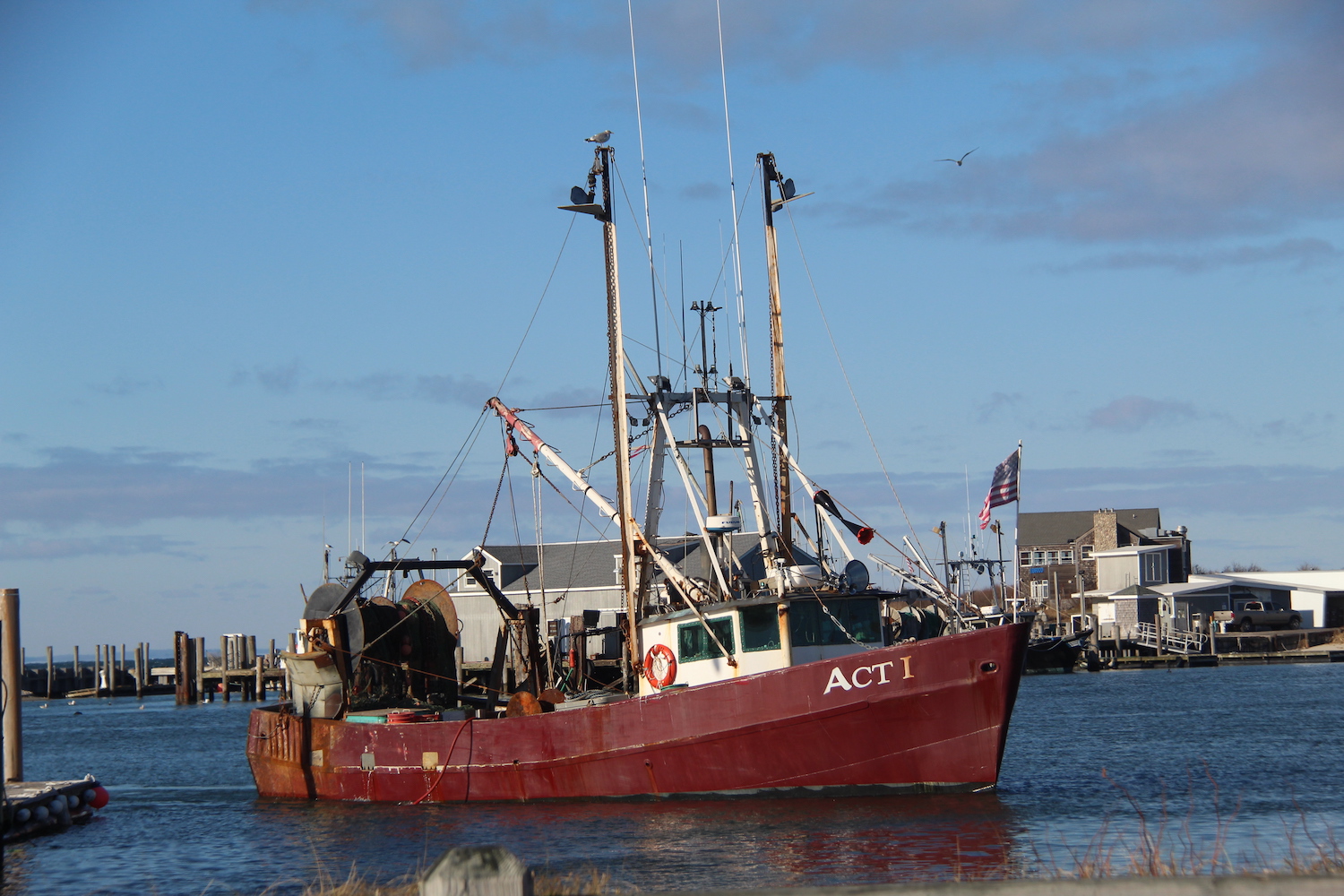 IH314 Getting underway, A small fishing boat leaving Harwic…