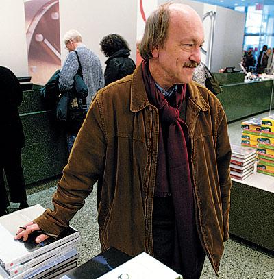 Robert Long signed copies of his book “De Kooning’s Bicycle” at the Museum of Modern Art in 2005.