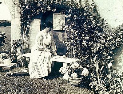 Mattie Edwards Hewitt captured Anna Gilman Hill at Grey Gardens in the 1920s.