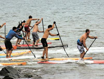 The paddles were mainly on the right on the way out to the first mark.