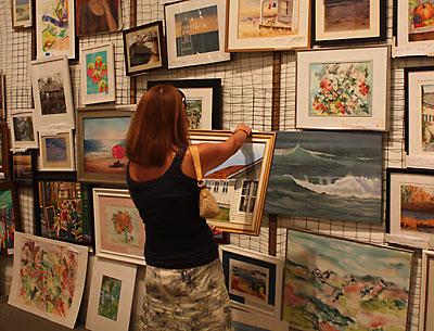 The heat and humidity on Saturday did not dampen enthusiasm for Guild Hall’s 66th annual Clothesline Art Sale, which was held both inside in air-conditioned comfort and outside on the museum’s lawn.