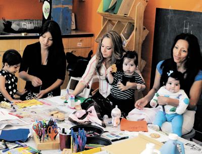 Following a recent Spanish-language music and song class at the Children’s Museum of the East End, a group of mothers and their young children moved to the art room, where they decorated canvas book bags.