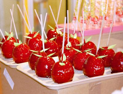 Candy apples and caramel apples are great traditional treats for Halloween.