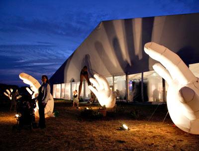 What goes on view outside can be as dramatic as what’s inside the tent, as these eye-catching blow-up hand sculptures demonstrated at last year’s ArtHamptons.