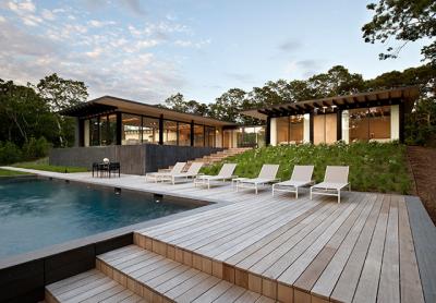 A glass walkway connects the H-shaped house in the Amagansett dunes near Gardiner’s Bay.