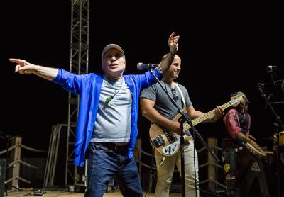 Paul Simon thrilled the crowd on Saturday as he joined the Montauk Project onstage at the lighthouse during a concert to benefit the Montauk Historical Society.