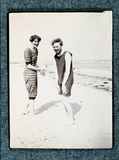 Virginia Stephen with Clive Bell at Studland Bay in Dorset, England, in 1910.