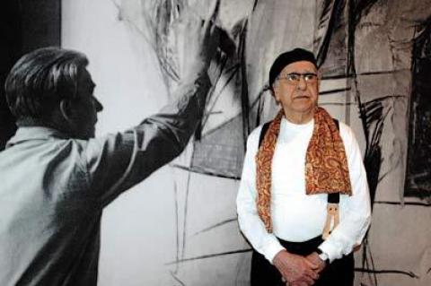 Athos Zacharias, seen here in front of a photo mural at the entrance to the Museum of Modern Art’s Willem de Kooning exhibit, offered some insights into the artist’s life and reactions to his art during a walk through the show last month.