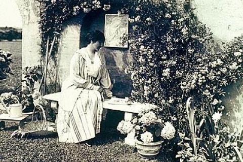 Mattie Edwards Hewitt captured Anna Gilman Hill at Grey Gardens in the 1920s.