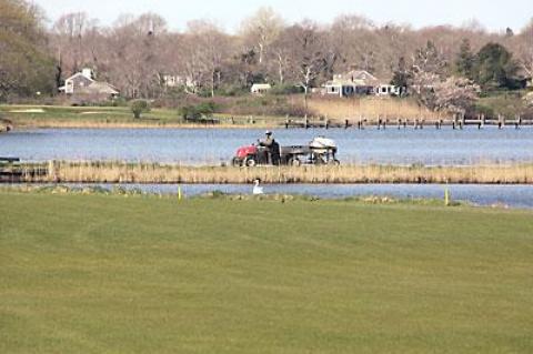 A new pond and pump house proposed at the Maidstone Club, plus a new irrigation system, have some wondering about impacts on Hook Pond.