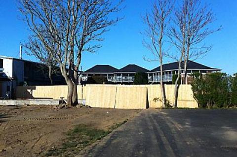 The matter of a sale of town property to the new owners of the Ronjo motel in Montauk, which is being renovated and will become the Montauk Beach House, continued to make waves at an East Hampton Town Board meeting last week.