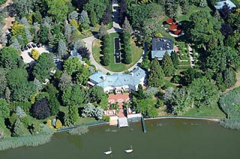 A fund-raising lunch for the Mitt Romney campaign will take place at Ron Perelman’s Georgica Pond estate, the Creeks, on Sunday.