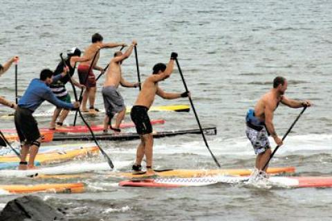 The paddles were mainly on the right on the way out to the first mark.