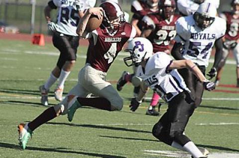 Johnny Pizzo and his fellow wingbacks ate up yardage in Saturday’s 28-6 rout of Port Jefferson here.