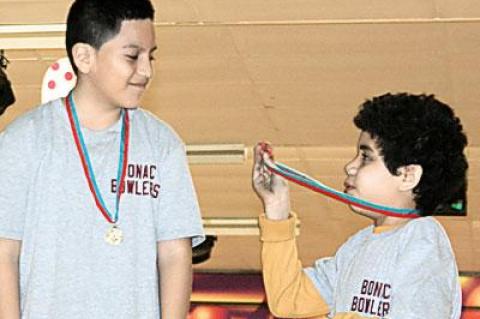 Yonathan Diaz, the runner-up to Joshua Guaman in the D1 division, showed the winner his medal.