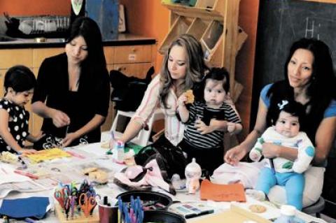 Following a recent Spanish-language music and song class at the Children’s Museum of the East End, a group of mothers and their young children moved to the art room, where they decorated canvas book bags.