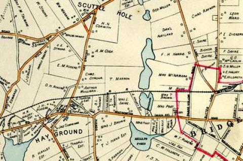 A long pond system rising north of Scuttlehole Road in Bridgehampton includes Short’s Pond, Haines Pond, Goldfish Pond, Long Pond, Little Long Pond, and Kellis Pond at its southern end, as depicted in E. Belcher Hyde’s 1916 “Atlas of the Ocean Shore of Suffolk County.”