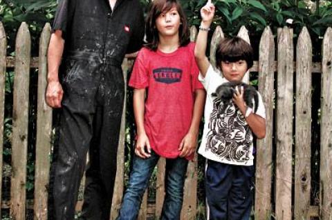 The Jerusalem artichoke flowers hadn’t reached their peak when, from left, Hiroyuki, Cosmo, and Rock Hamada posed for this photo. The Jerusalem artichoke flowers hadn’t reached their peak when, from left, Hiroyuki, Cosmo, and Rock Hamada posed for this photo.