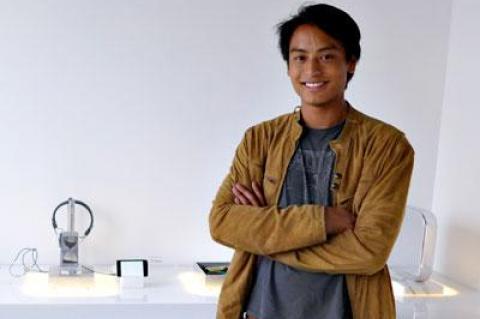 Evan Desmond Yee, “proprietor” of the App Shop, created the iFlip, an urn for the iPhone, seen to his right.