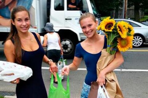 Convincing people to take reusable bags when they shop “is a matter of training people to behave differently,” said Nancy Shenker of theONswitch. Convincing people to take reusable bags when they shop “is a matter of training people to behave differently,” said Nancy Shenker of theONswitch.