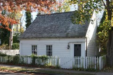 Settled at 64 Union Street, the house was originally a “half house,” with two windows to the left of the front door. Settled at 64 Union Street, the house was originally a “half house,” with two windows to the left of the front door.