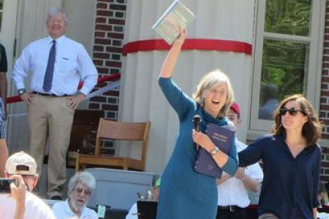 Catherine Creedon, the director of the John Jermain Memorial Library, triumphantly held up the book “Sag Harbor: The Story of an American Beauty” on its way on Saturday from the library’s temporary home on West Water Street to its permanent location on Main Street.