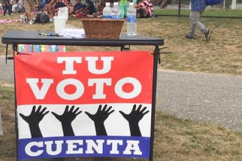 Volunteers with the Organizacion Latino-Americana of Long Island displayed a sign reading “your vote counts” in Spanish on Sunday during a voter recruitment drive at an athletic event.