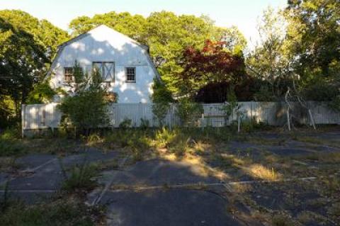 A plan to replace the former Star Room nightclub on Montauk Highway in Wainscott with a car wash has sparked a firestorm of opposition.