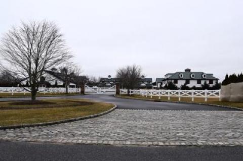 “It’s like Saratoga out in my backyard,” Peter Zamiska told the Bridgehampton Citizens Advisory Commitee on Monday of Campbell Stables, whose owner wants retroactive approval from the Southampton Town Planning Board for a horse “walker,” among other things.