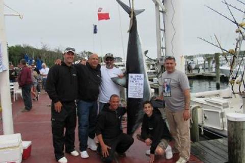 The crew of the Gotta’ Go posed with their 453-pound mako, the winning fish in the Star Island Yacht Club’s shark tournament last weekend.