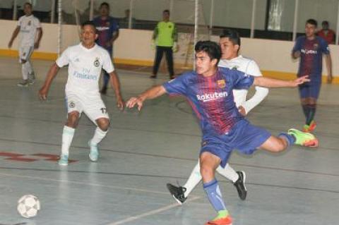 Wilmer Guzman, in pursuit of the ball above, scored Barcelona’s sole goal in the open men’s futsal final at the Sportime Arena in Amagansett Saturday night. Liga Sayausi won the game 6-1.