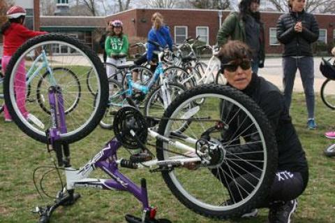 Annette MacNiven, who is a world-class mountain-bike racer, was one of three experienced long-distance athletes — the others being Sharon McCobb and Diane O’Donnell — who schooled I-Tri girls in the fine points of cycling Saturday.