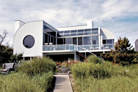 Breaking waves, not falling water, inspired this 1986 beach house.